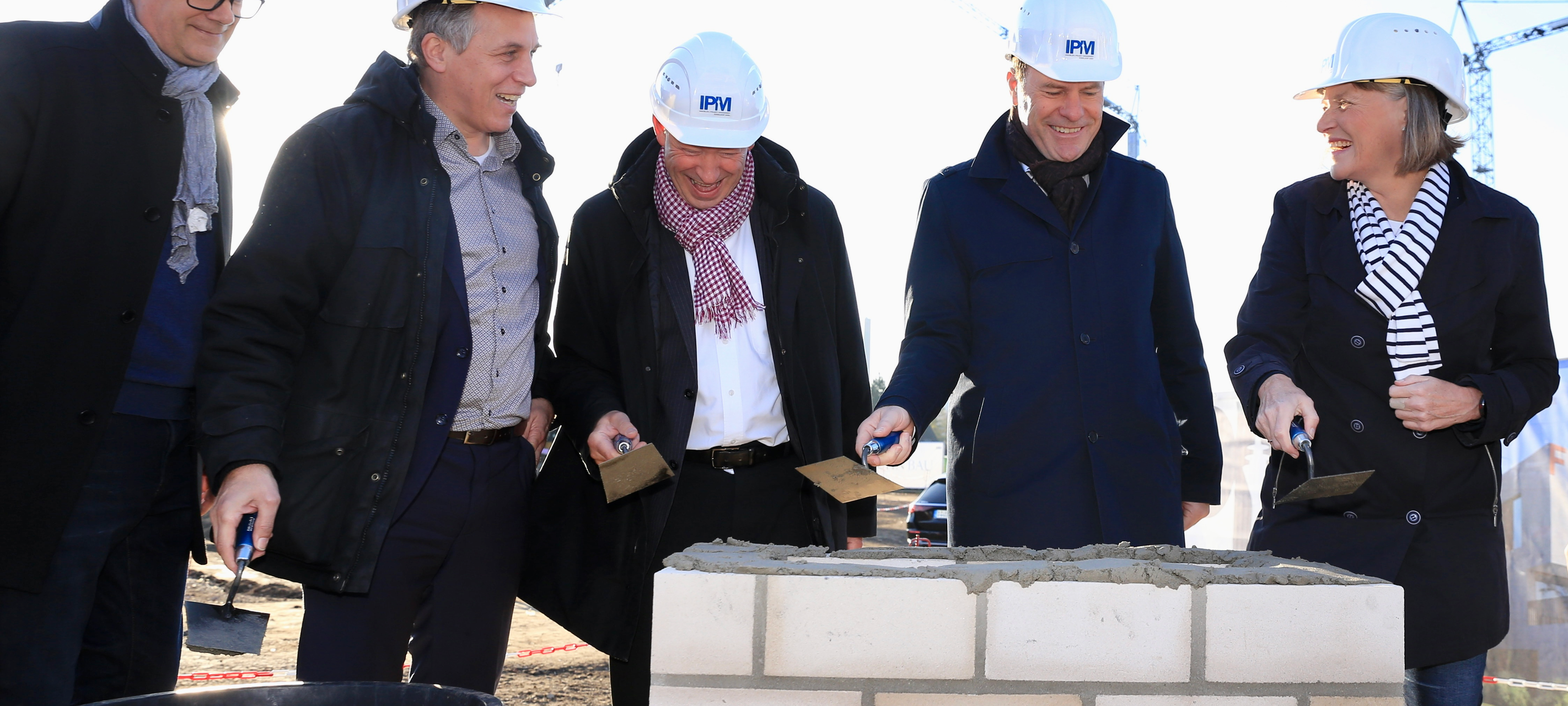 Dr. Stephan Keller, Stadtdirektor Burkhard Hintzsche, Stadtkämmerin Dorothée Schneider, Beigeordneter Jochen Kral und IPM-Aufsichtsratsvorsitzender Dr. Thorsten Graeßner bei der Grundsteinlegung.