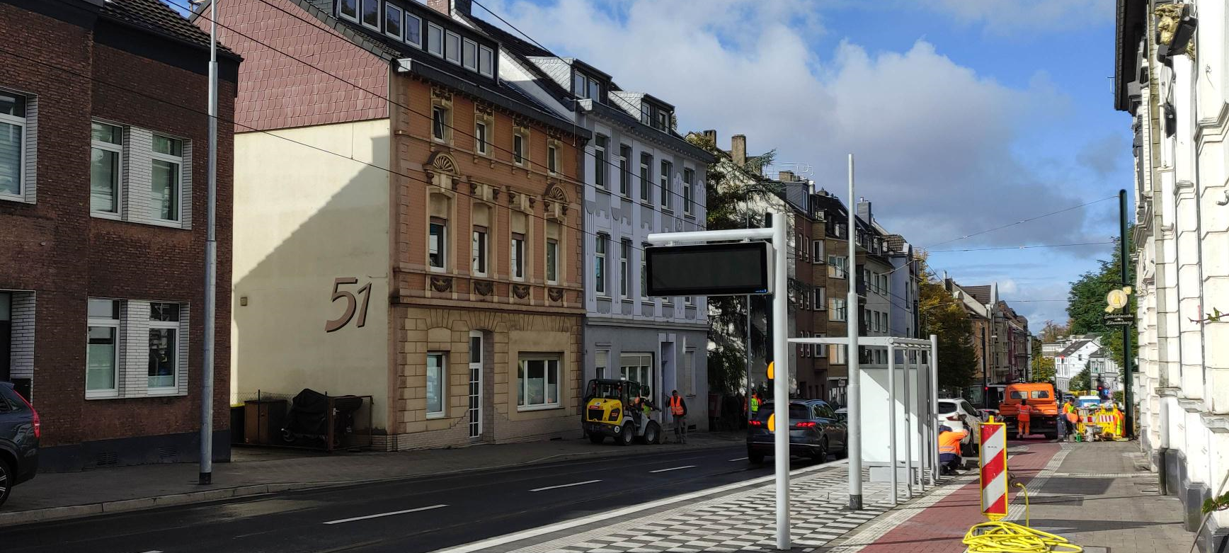 Die barrierefrei umgebaute Haltestelle der Rheinbahn am Pöhlenweg.