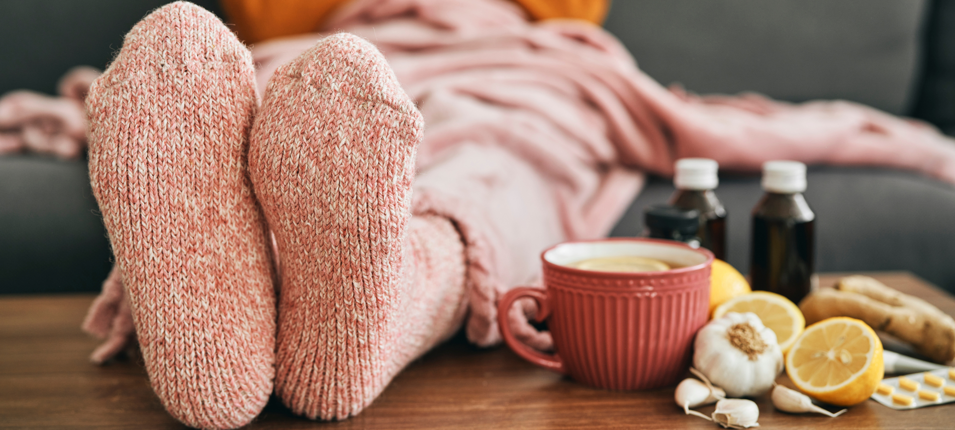 Fit durch den Herbst - Kranke Person mit Tee