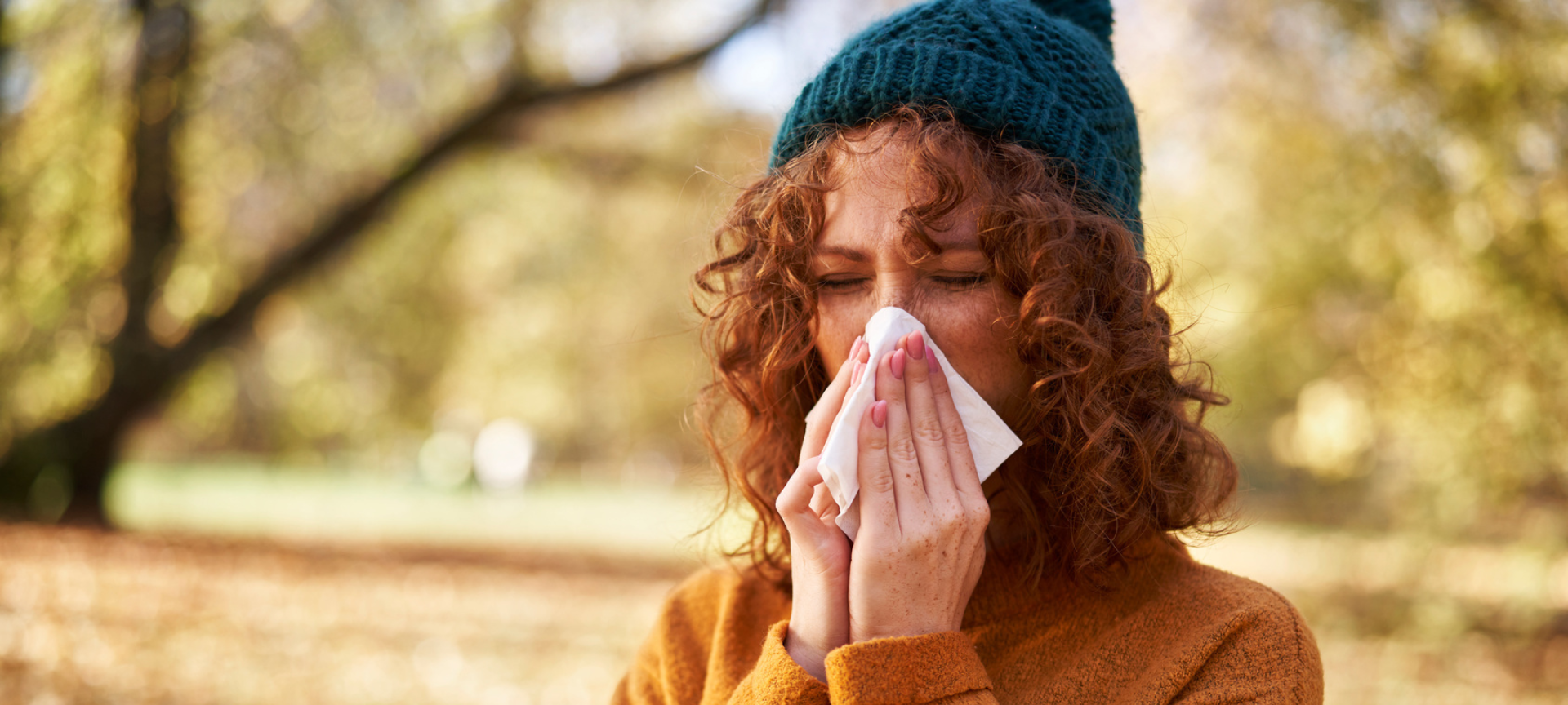 Fit durch den Herbst - Frau beim Naseputzen