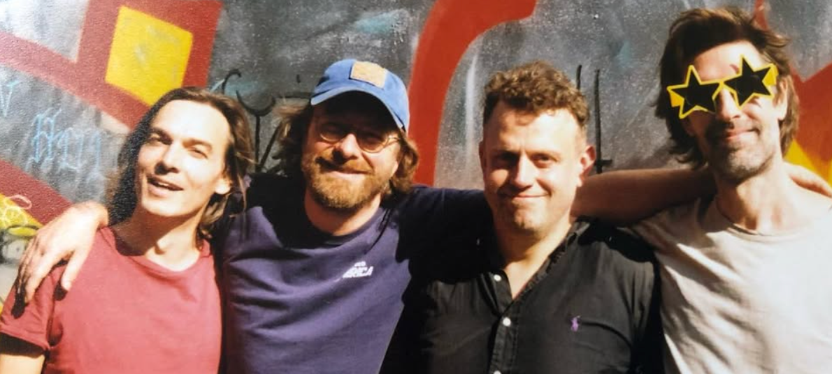 Die Band Die Höchste Eisenbahn liegt sich im Arm