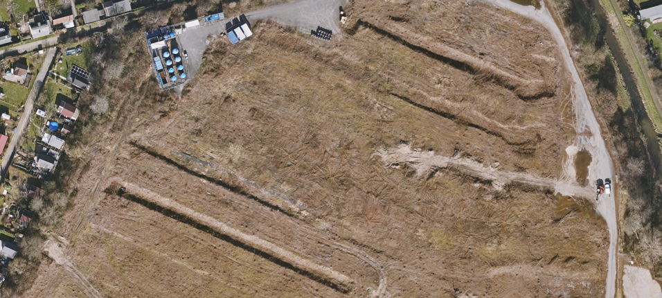 Luftaufnahme der etwa fünf Hektar großen Brachfläche des Lagers 61. Die Sanierungsanlage befindet sich oben links.