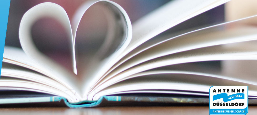 Ein aufgeschlagenes Buch. Die Seiten sind zu einem Herz geformt. An der Seite sieht man das Antenne-Düsseldorf-Logo.