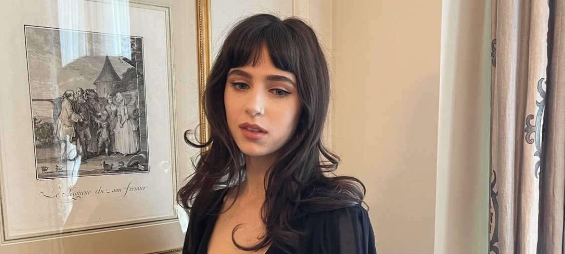 Clairo im Valentino-Dress bei der Pariser Fashion Week