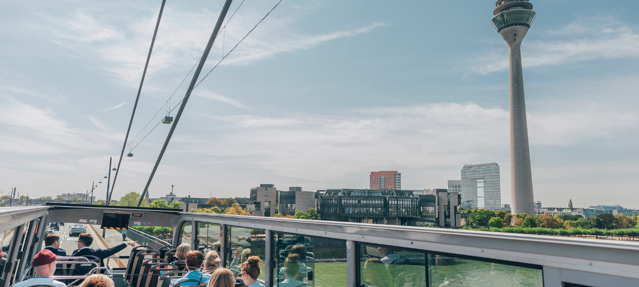 Blick aus dem offenen Hop-on-hop-off-Bus auf den Rheinturm