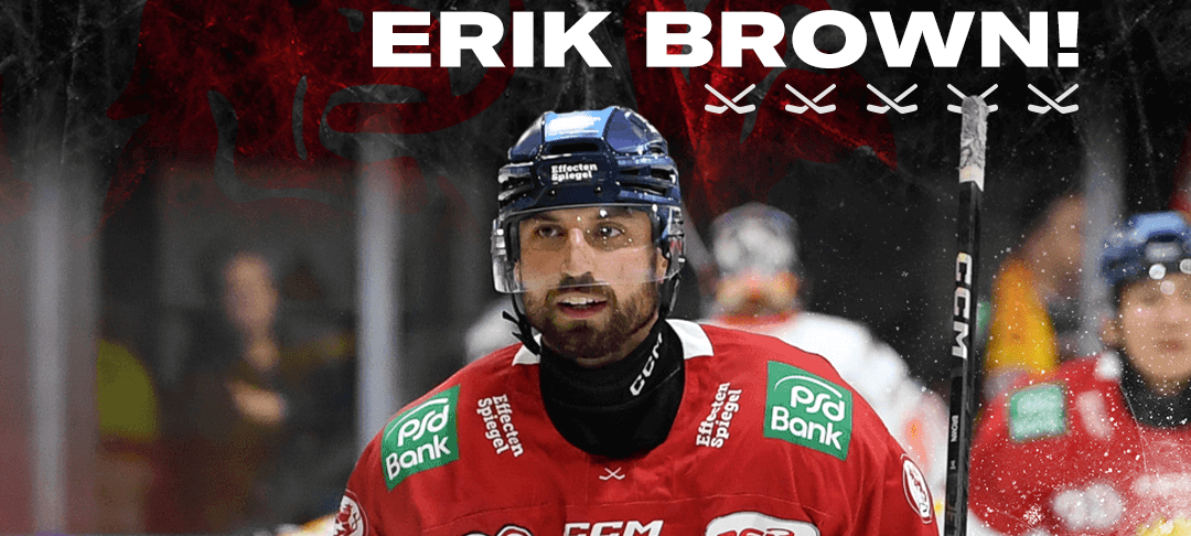 DEG-Spieler Erik Brow mit rotem Trikot auf dem Eis.