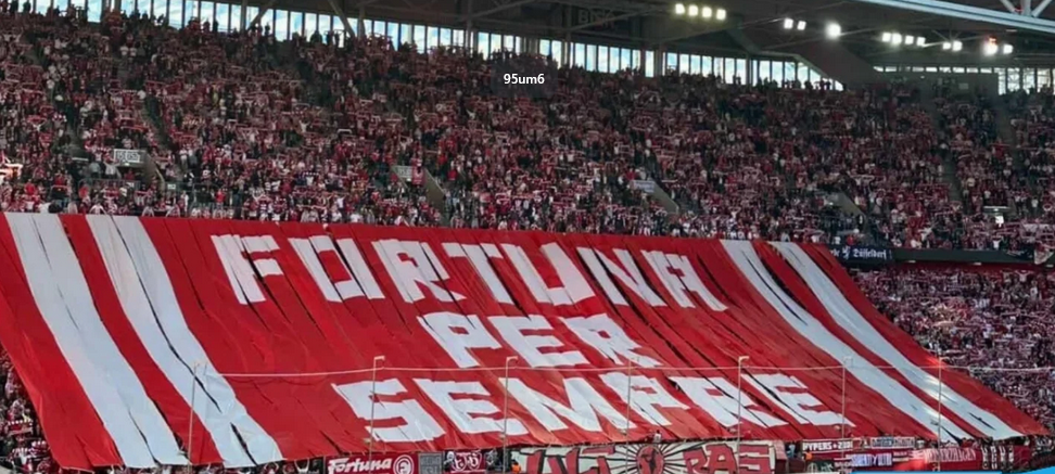 Fortuna-Fans zeigen in der Arena in Stockum ein Banner mit der Aufschrift: Fortuna per sempre.