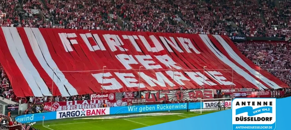 Fortuna-Fans zeigen in der Arena in Stockum ein Banner mit der Aufschrift: Fortuna per sempre.
