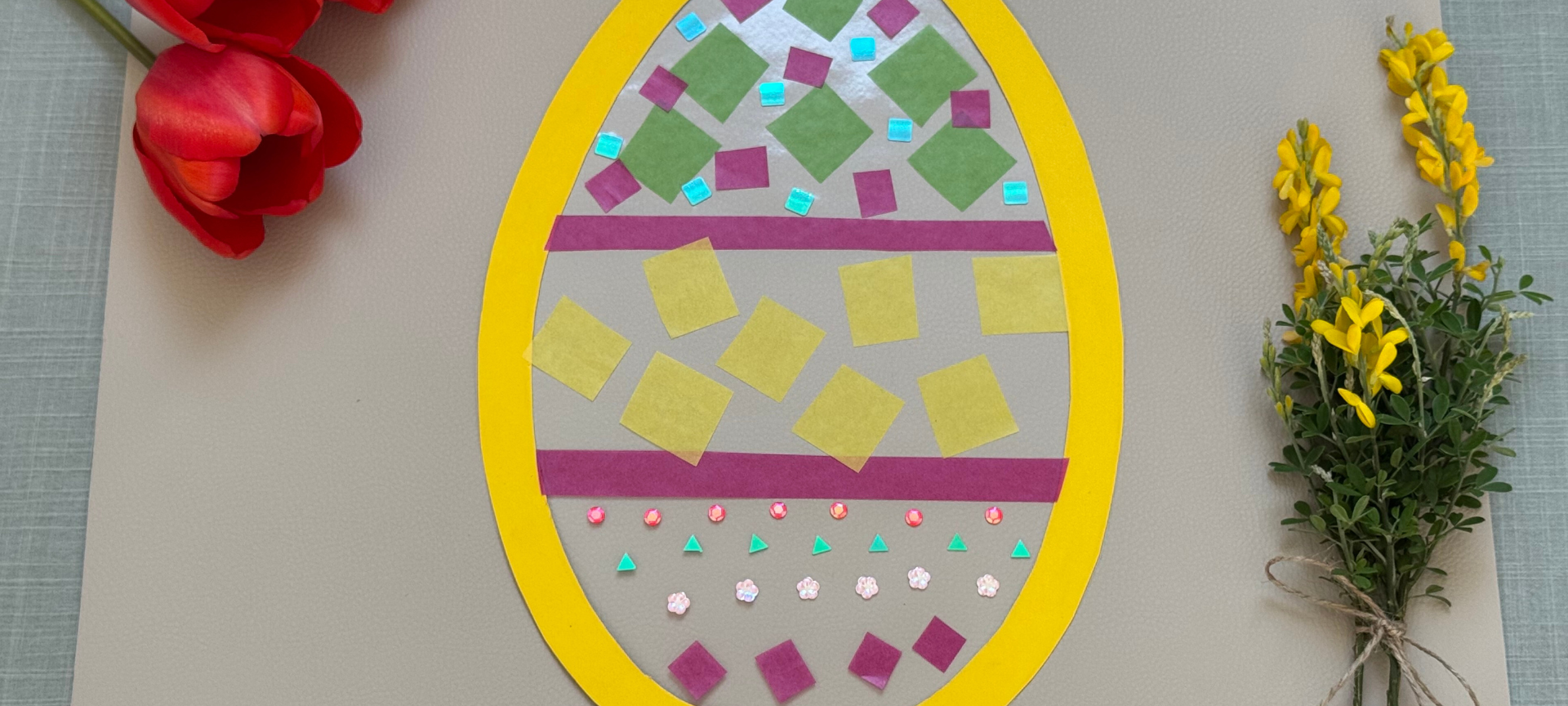 Das Fensterbild kann direkt mit der klebenden Seite auf einer Scheibe angebracht werden oder ...