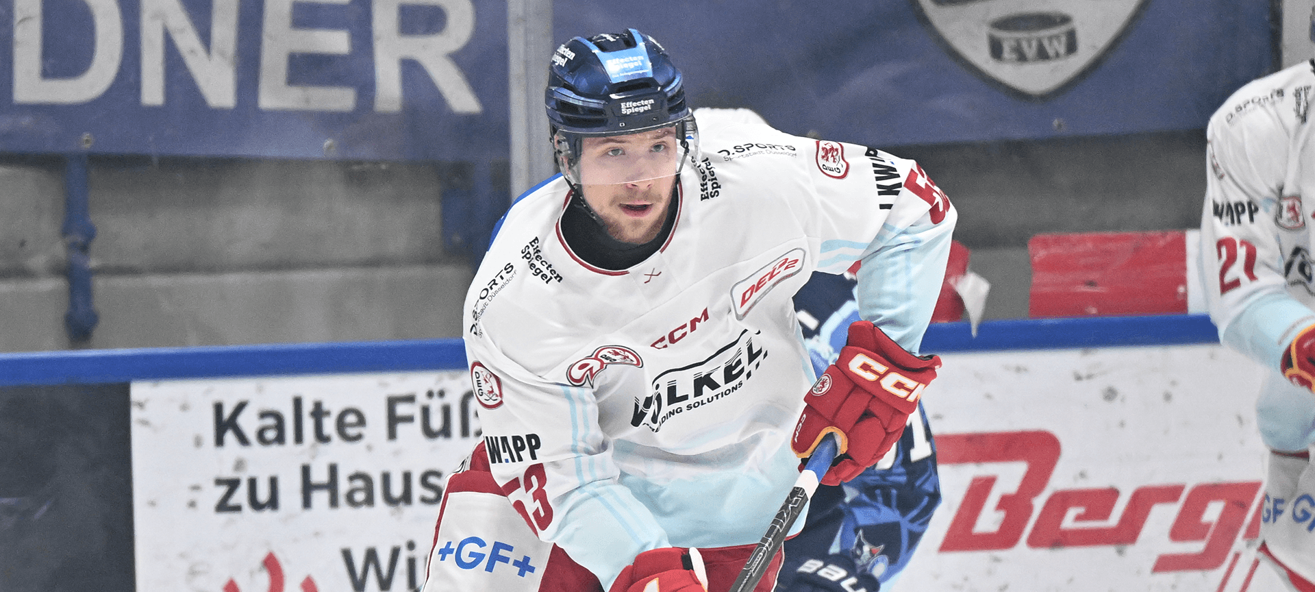 Neuer DEG Verteidiger Sten Fischer auf dem Eis.