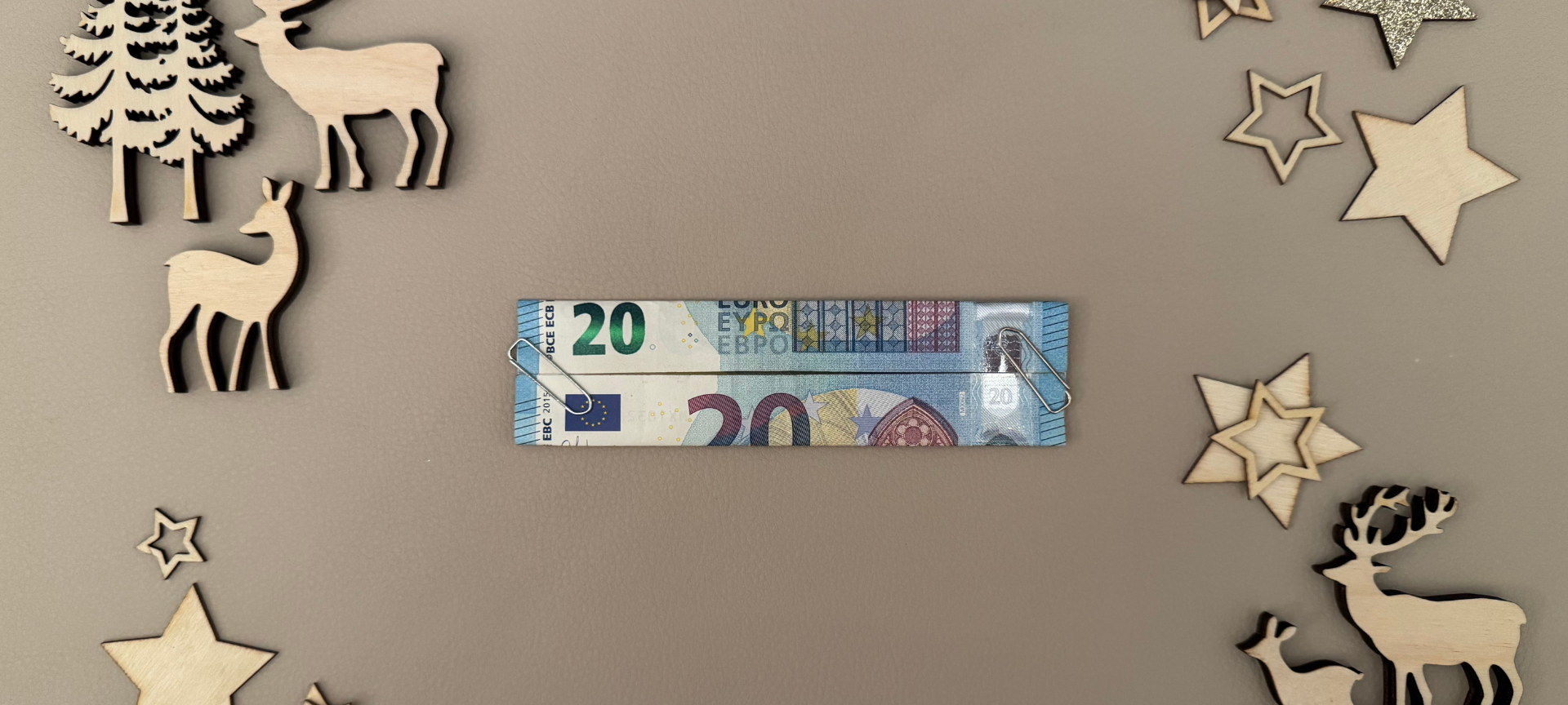 2. Wieder aufklappen und die beiden Seiten jeweils zur Mitte falten.