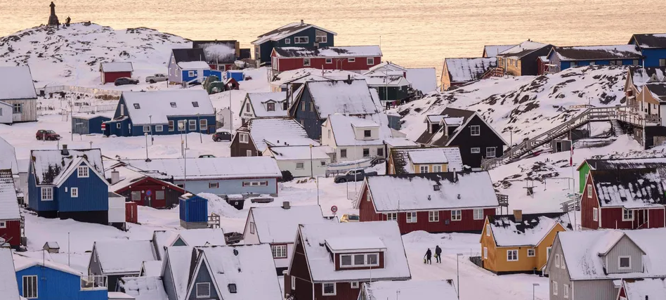 Ansicht einer verschneiten Stadt auf Grönland.