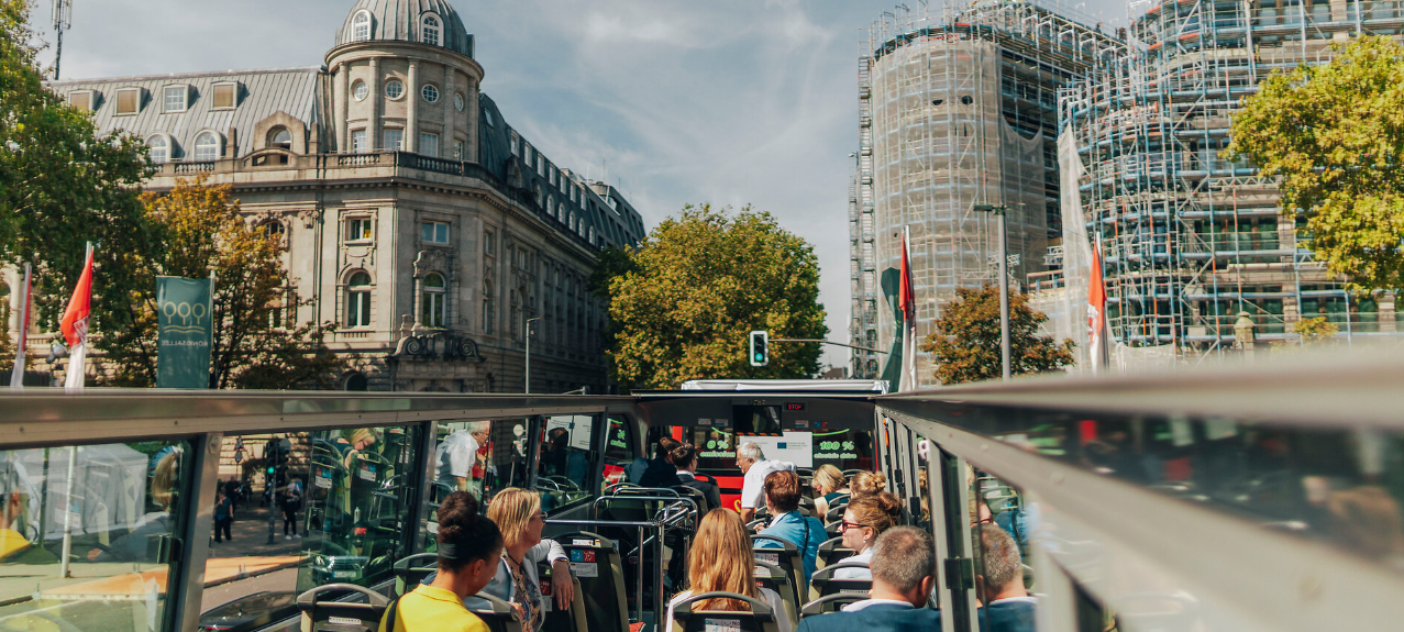 Blick aus dem offenen Hop-on-hop-off-Bus beim Überqueren der Königsallee