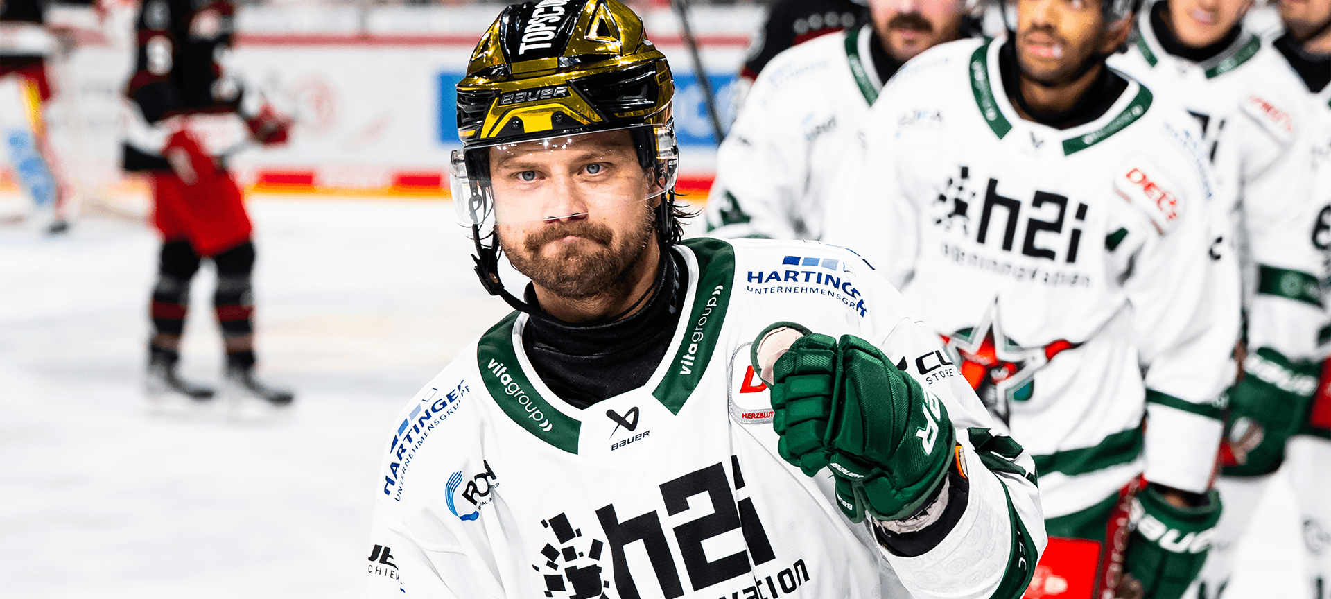 DEG-Neuzugang Ville Järveläinen steht auf dem Eis und ballt die Faust.