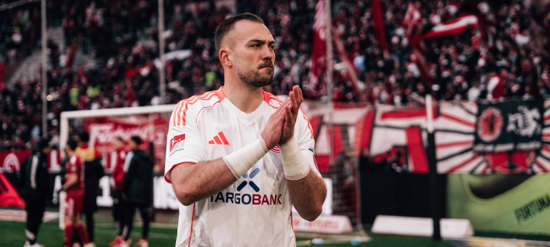Florian Kastenmaier klatscht im Stadion