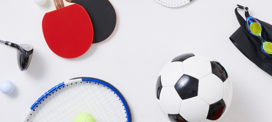 Verschiedene Sportgeräte auf dem Boden