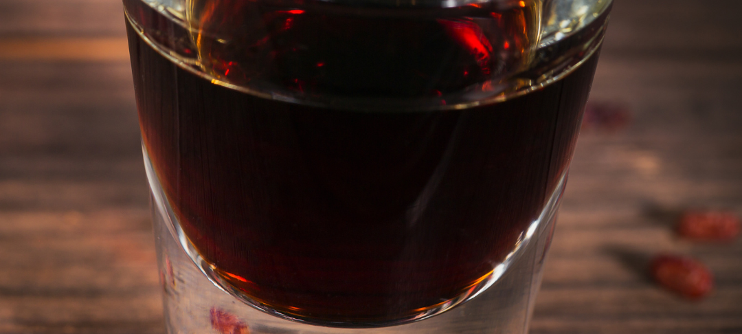 Ein Schnapsglas mit Likör