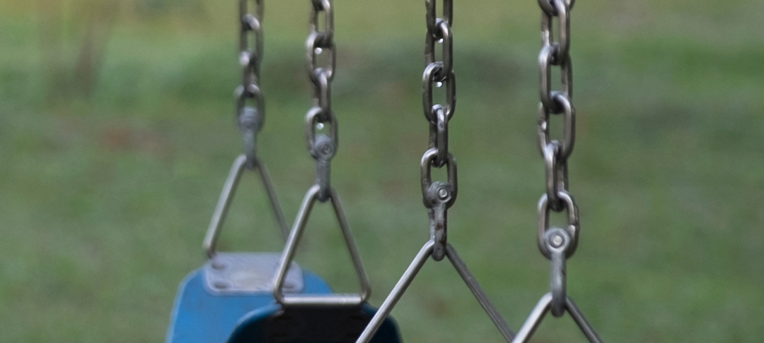 Zwei Schaukeln auf einem Spielplatz