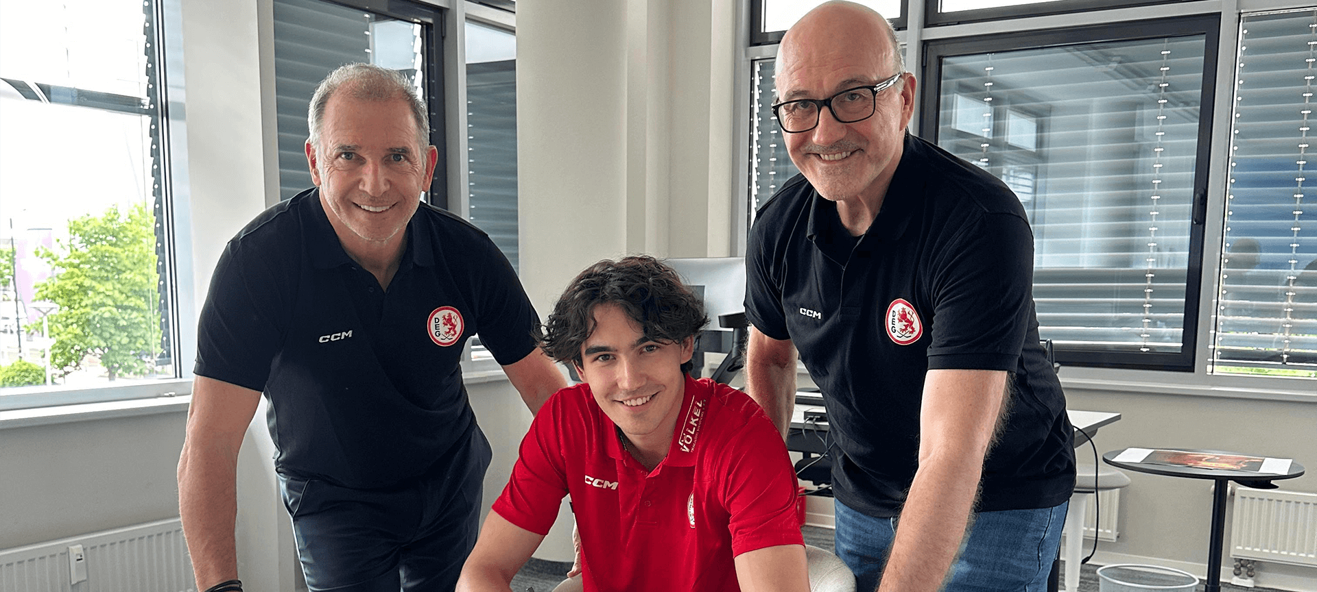 Moritz Kukuk unterschreibt den Vertrag bei der DEG.