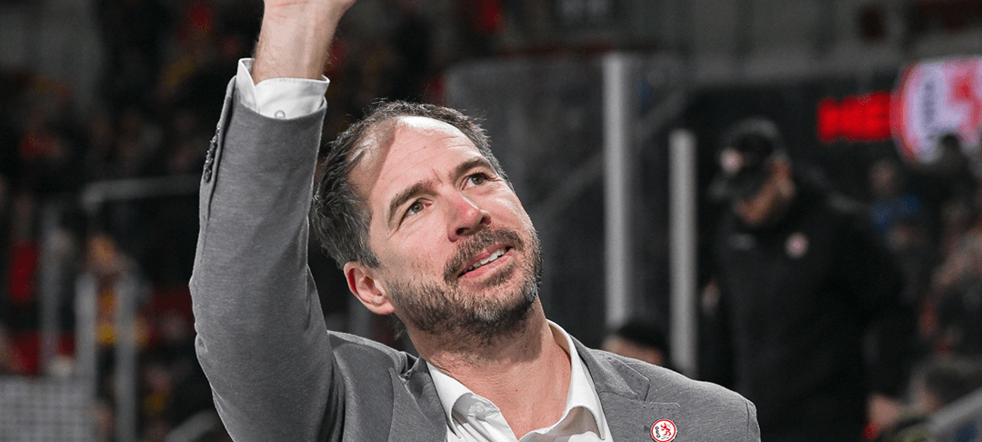 DEG-Trainer Harry Lange winkt zu den Fans