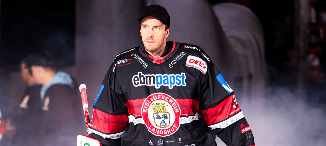 Der neue DEG-Torhüter Jonas Langmann läuft im Trikot der EV Landshut auf das Eis.