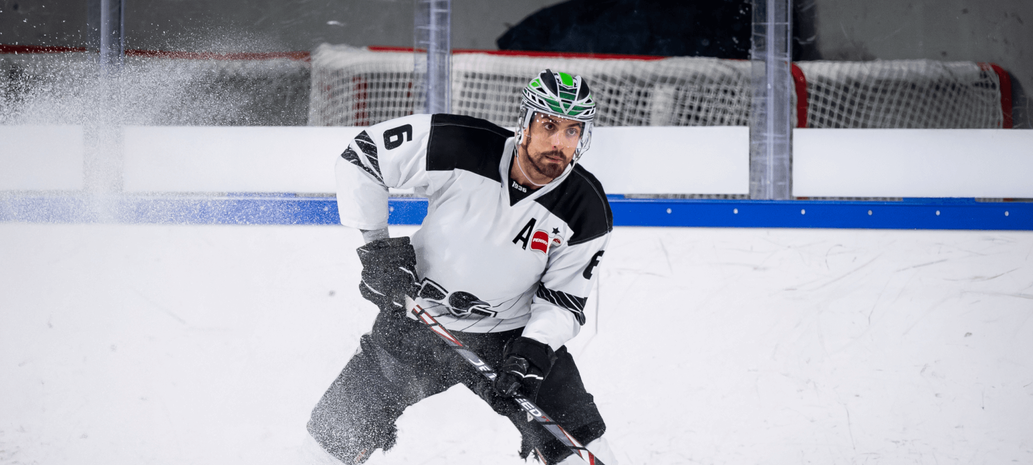 Lucas Lessio in Aktion auf dem Eis