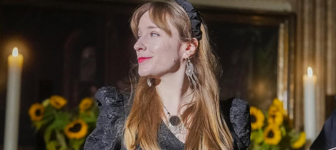 Lùisa aus Hamburg im schwarzen Dress mit roter E-Gitarre