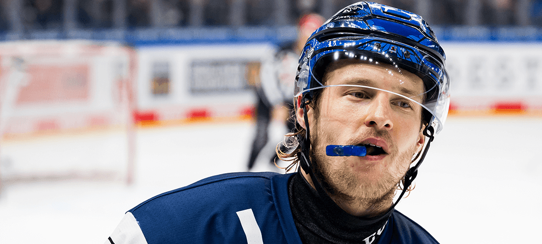 Emil Quaas ist als Spieler auf einem Eishockey-Feld.