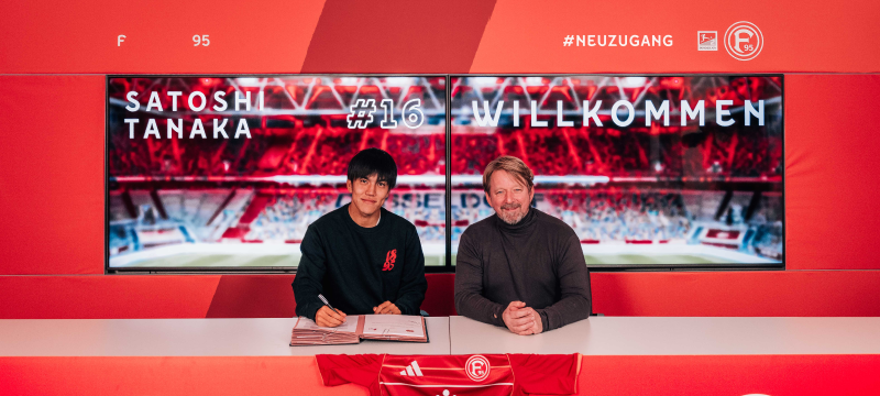 Fortuna-Neuzugang Satoshi Tanaka und F95-Sportvorstand Sven Mislintat bei der Unterzeichnung des Vertrages.