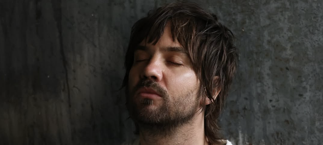 Tame Impala-Mastermind Kevin Parker mit geschlossenen Augen.