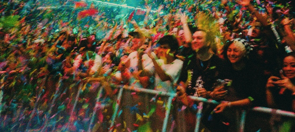 Fans und Konfetti bei einer Tame Impala-Show