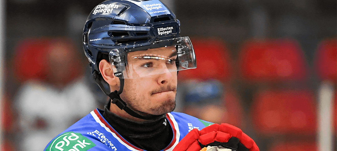 DEG-Neuzugang Simon Thiel im blauen DEG-Trikot.