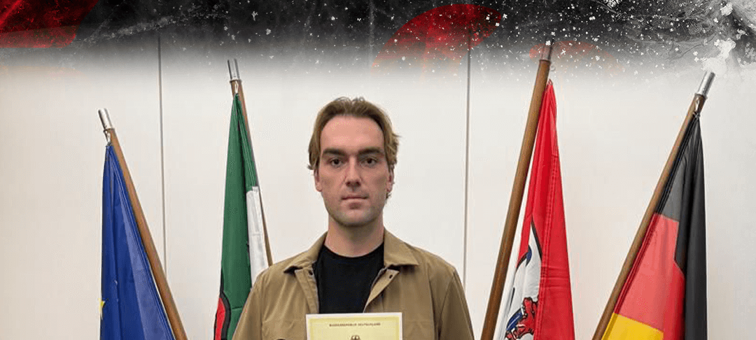 DEG-Torwart Ryan Bednard präsentiert seine Einbürgerungs-Urkunde.